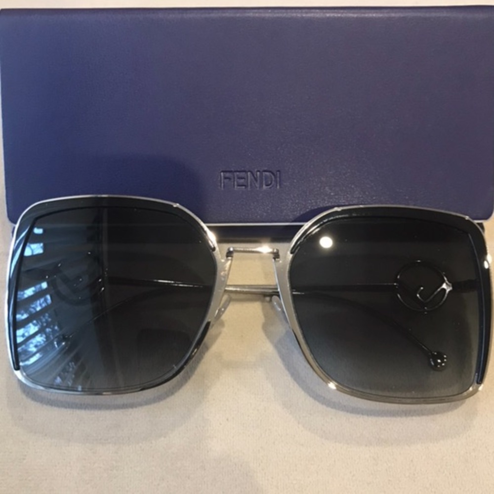 ❌❌❌SOLD❌❌❌
Fendi sunglasses